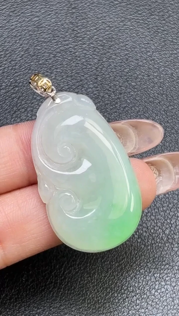 颈饰18K金镶嵌翡翠如意