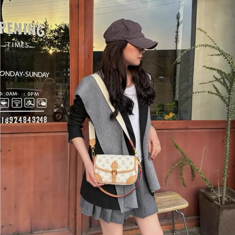 SC25247女士时尚多彩手铃腋下单肩斜挎包