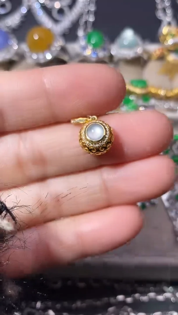 颈饰18K金镶嵌翡翠吊坠