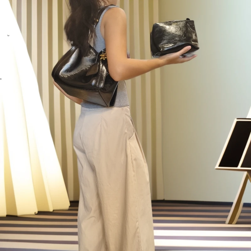 黑色小号油蜡皮时尚风斜挎水桶包手提包气质/PK/底长25/a9151