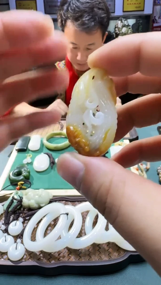 颈饰未镶嵌和田玉吊坠