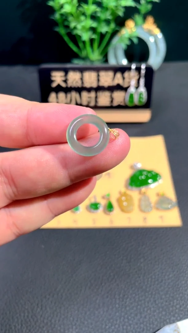 颈饰18K金镶嵌翡翠翡翠