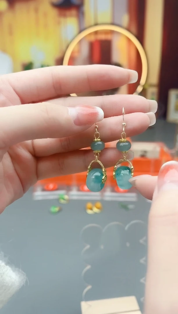 未镶嵌石英质玉（天山翠）耳钉307