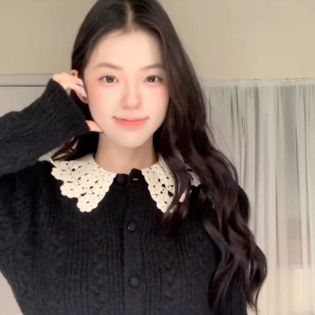 2026秋冬新款韩系气质花朵领黑色毛衣蕾丝边拼接百搭短裤两件套