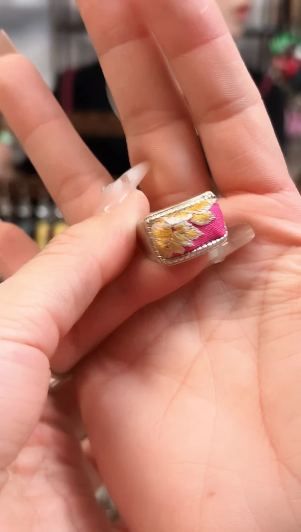 织绣非遗彩云南阁老绣饰品284