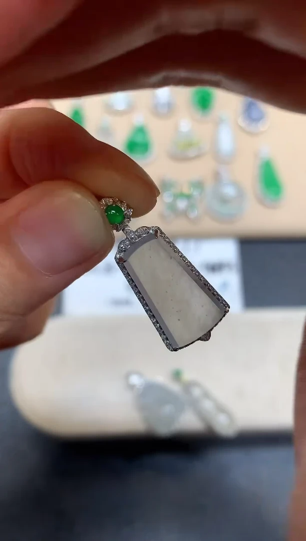 颈饰18K金镶嵌翡翠无事牌【无服务费