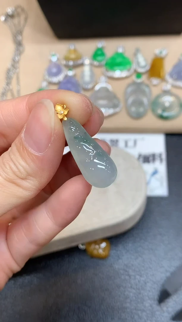 颈饰18K金镶嵌翡翠福豆【无服务费