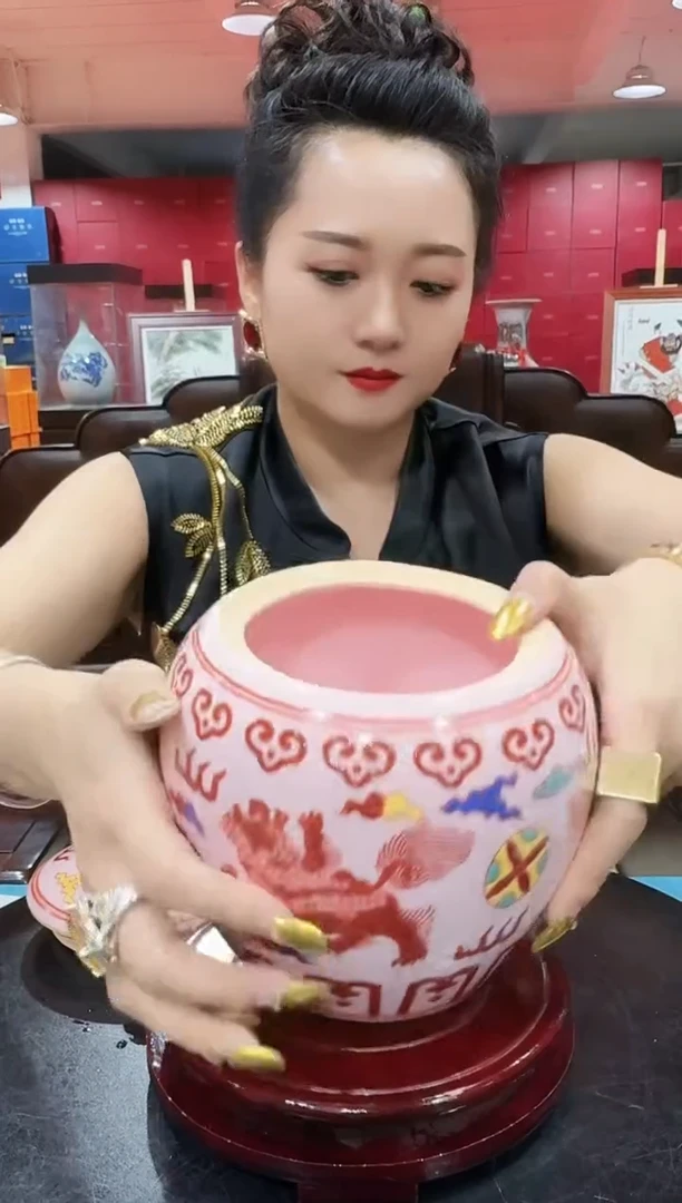 陶瓷红稀土狮子绣球盖罐