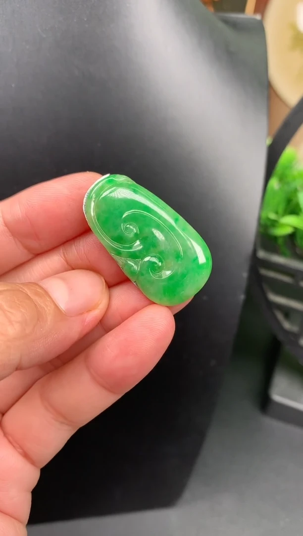 翡翠未镶嵌颈饰如意