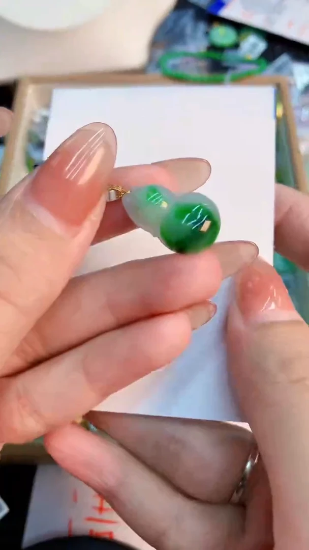 翡翠未镶嵌颈饰           1