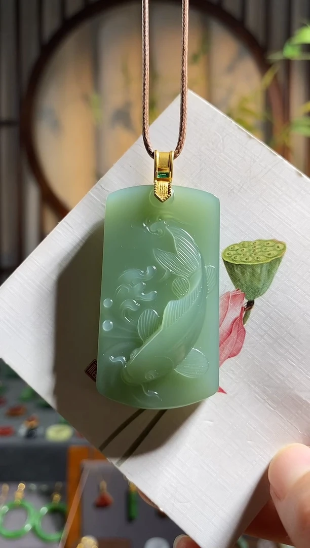 颈饰18K金镶嵌和田玉，金玉满堂，风生水起