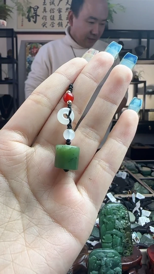 颈饰未镶嵌和田玉吊坠