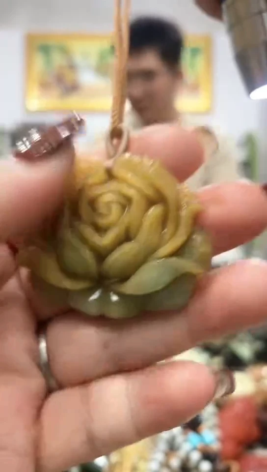 未镶嵌蛇纹石玉吊坠