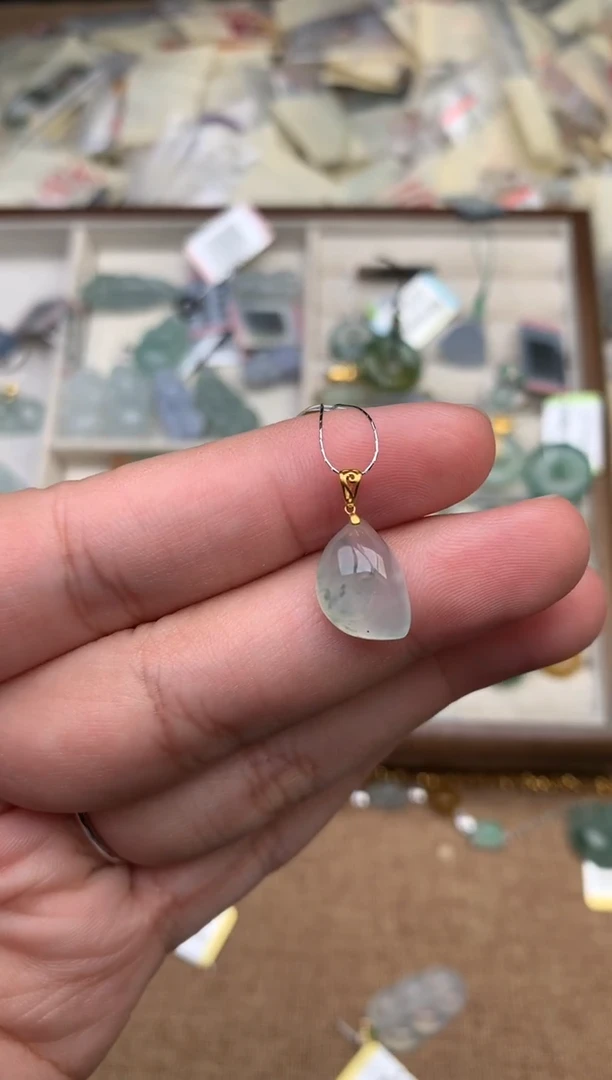 18K金镶嵌挂件翡翠一