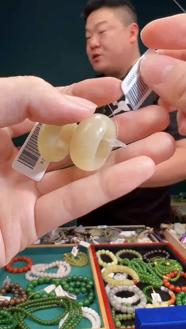 颈饰未镶嵌和田玉一物一证 拍一单发一个