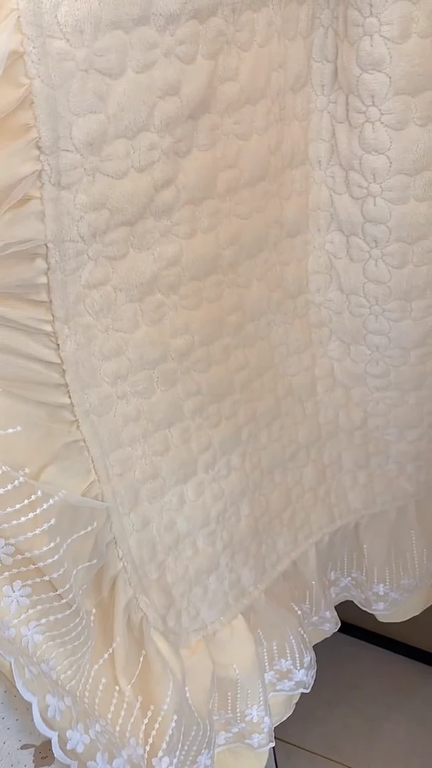 牛奶绒大花边床盖