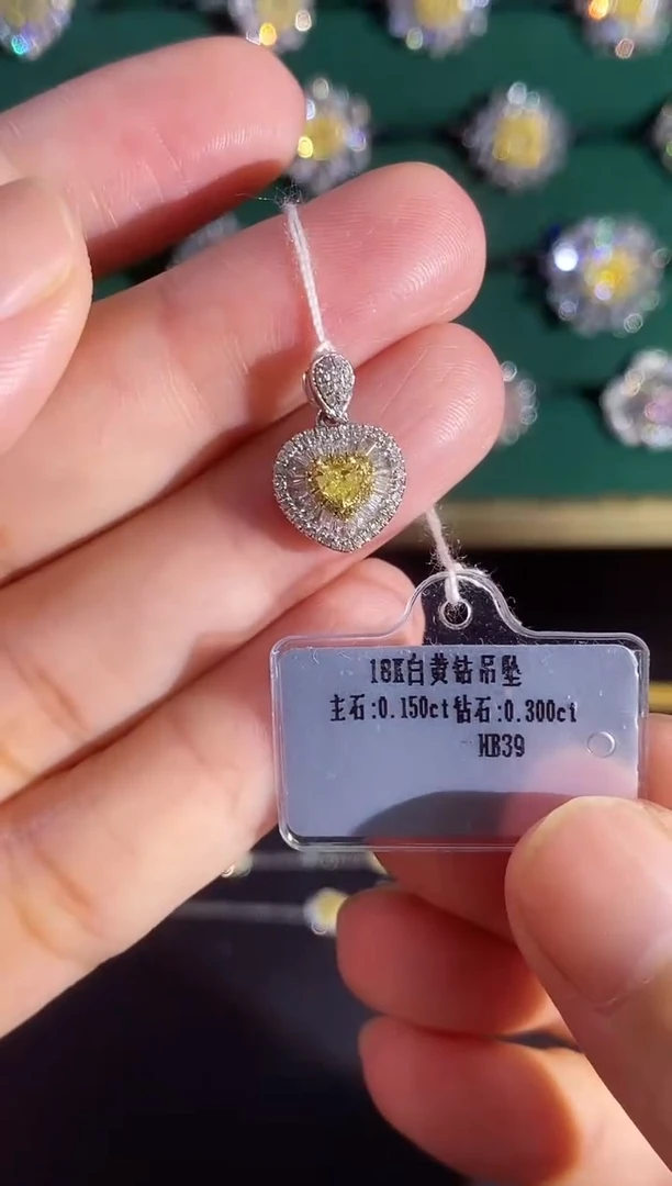 18K金镶嵌吊坠钻石00