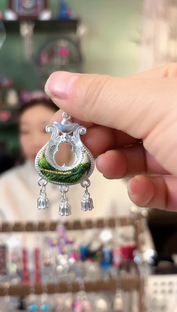 彩云南阁非遗老绣饰品241+