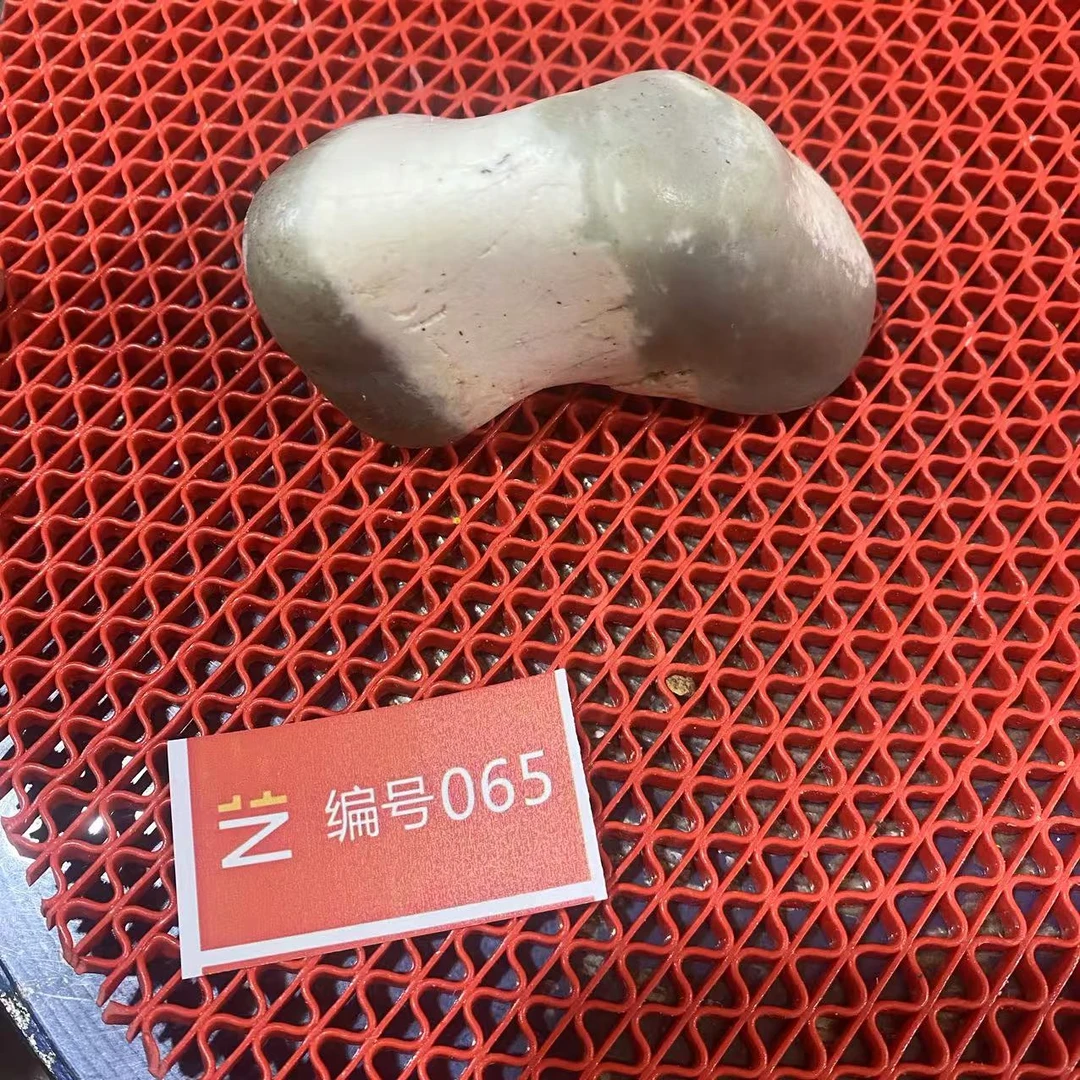 新疆玉料原石发一件编号065