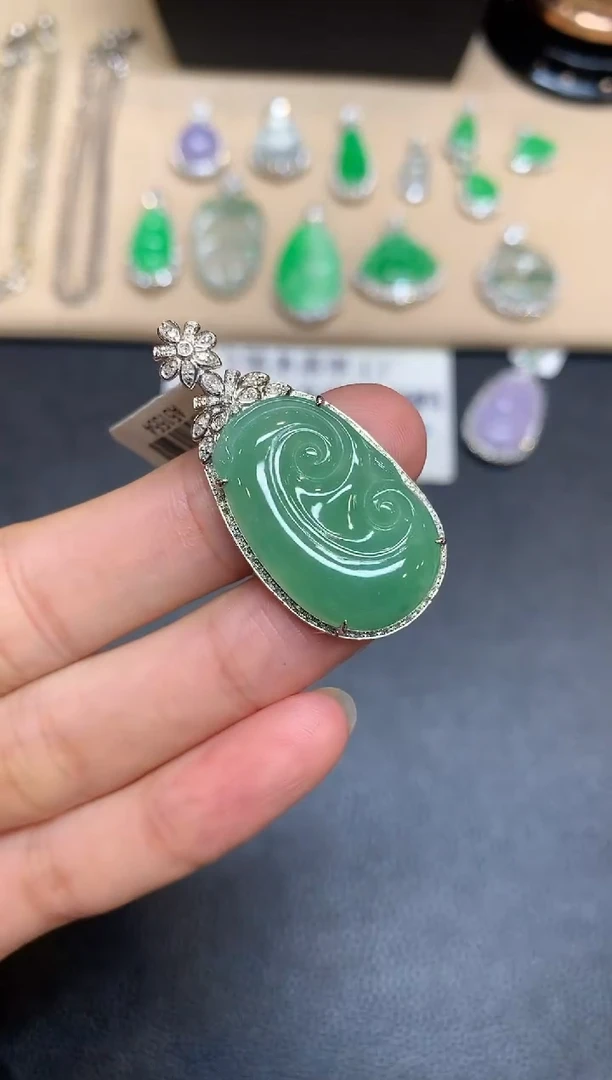 颈饰18K金镶嵌翡翠如意【无服务费