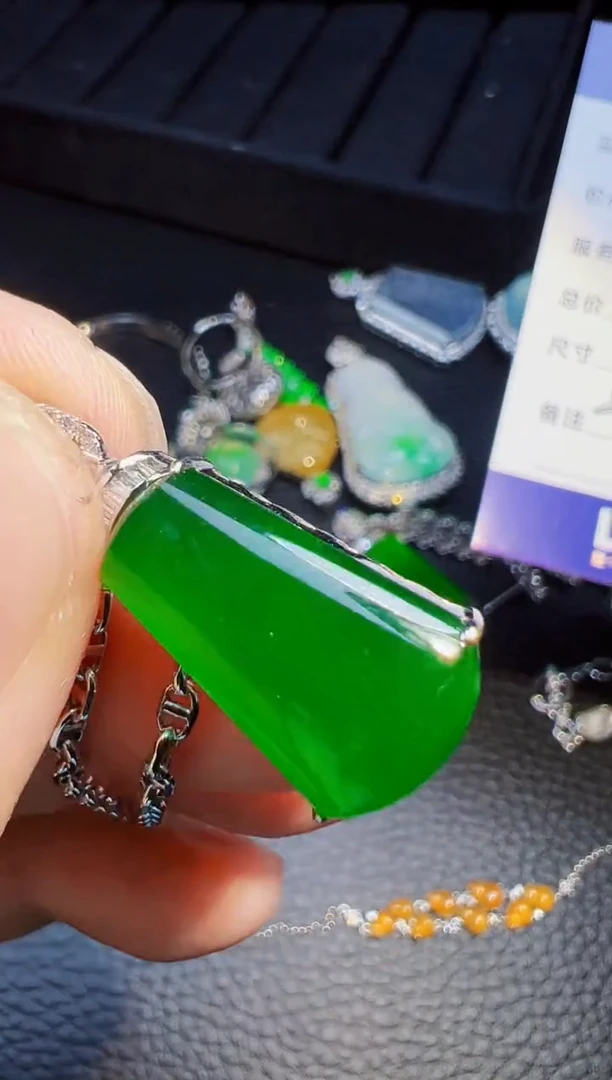 翡翠18K金镶嵌颈饰小**?翡翠