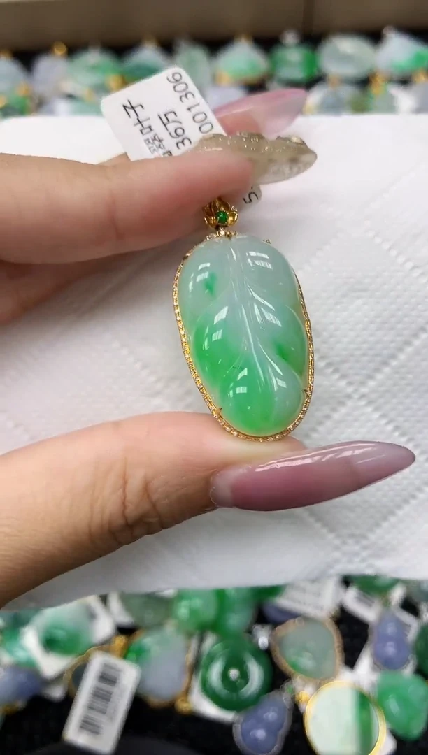 翡翠18K金镶嵌颈饰1111111111