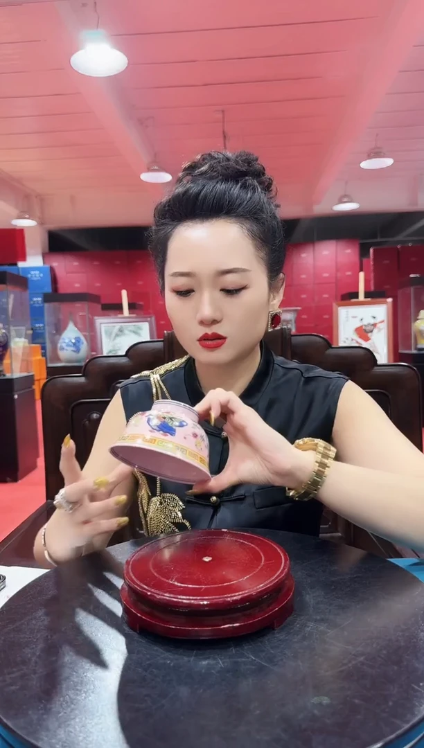陶瓷红稀土回字纹蝴蝶碗