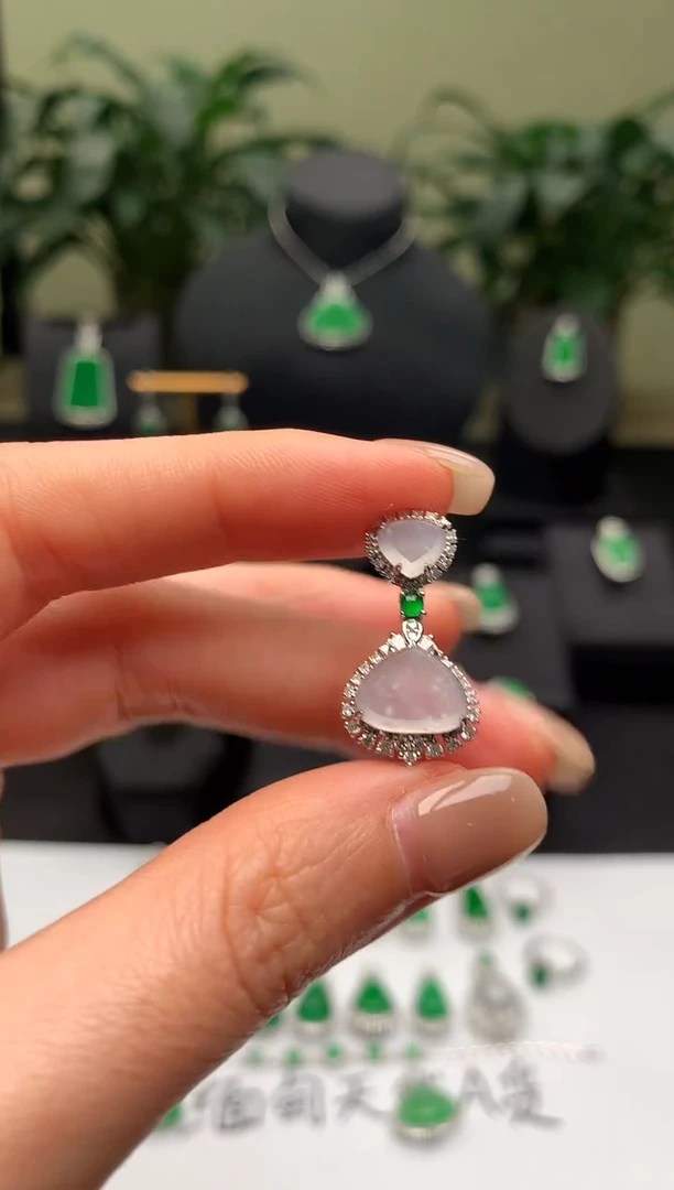 【闪购商品】翡翠颈饰18K金镶嵌水滴