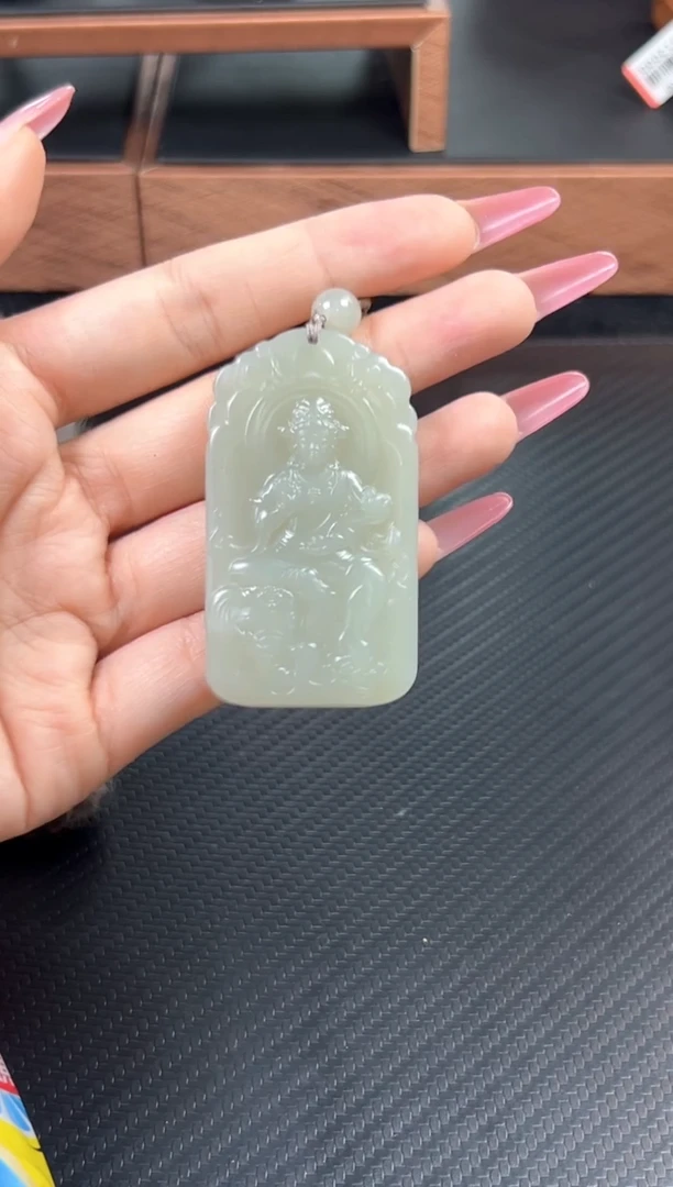 和田玉未镶嵌吊坠(赠链)且末微色差近矿吊坠