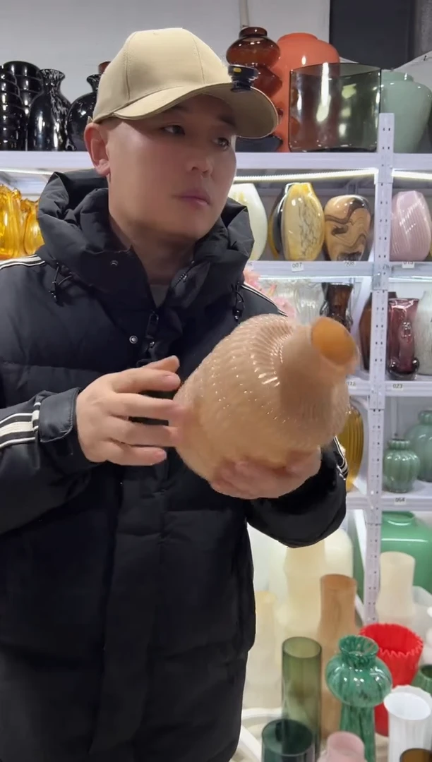 奶茶色小口花瓶....