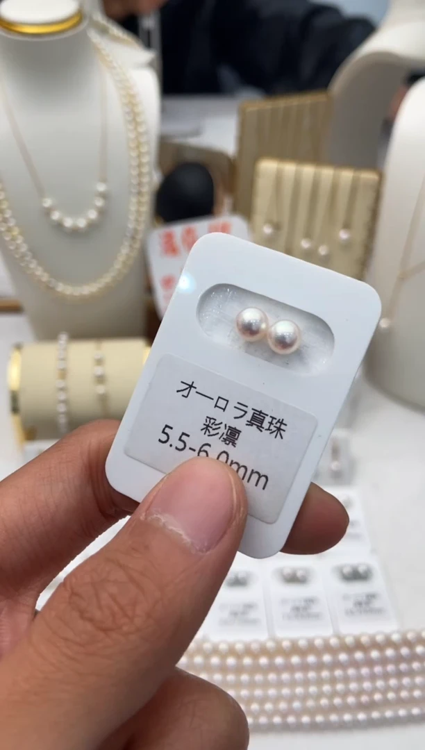 18K金镶嵌耳饰海水珍珠彩凛