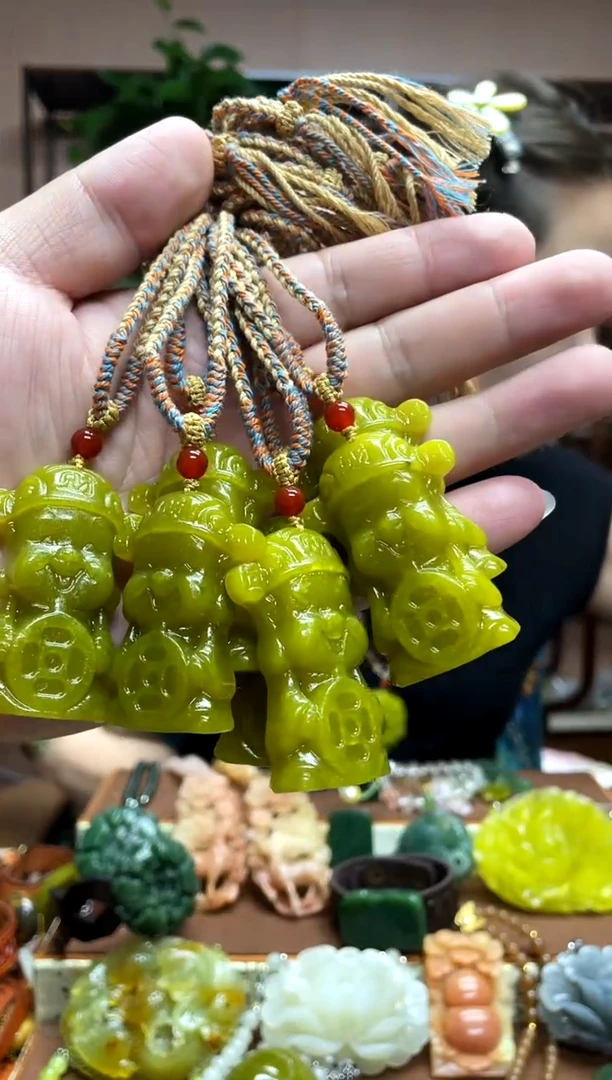 未镶嵌岫玉吊坠多样性发货发其中之一