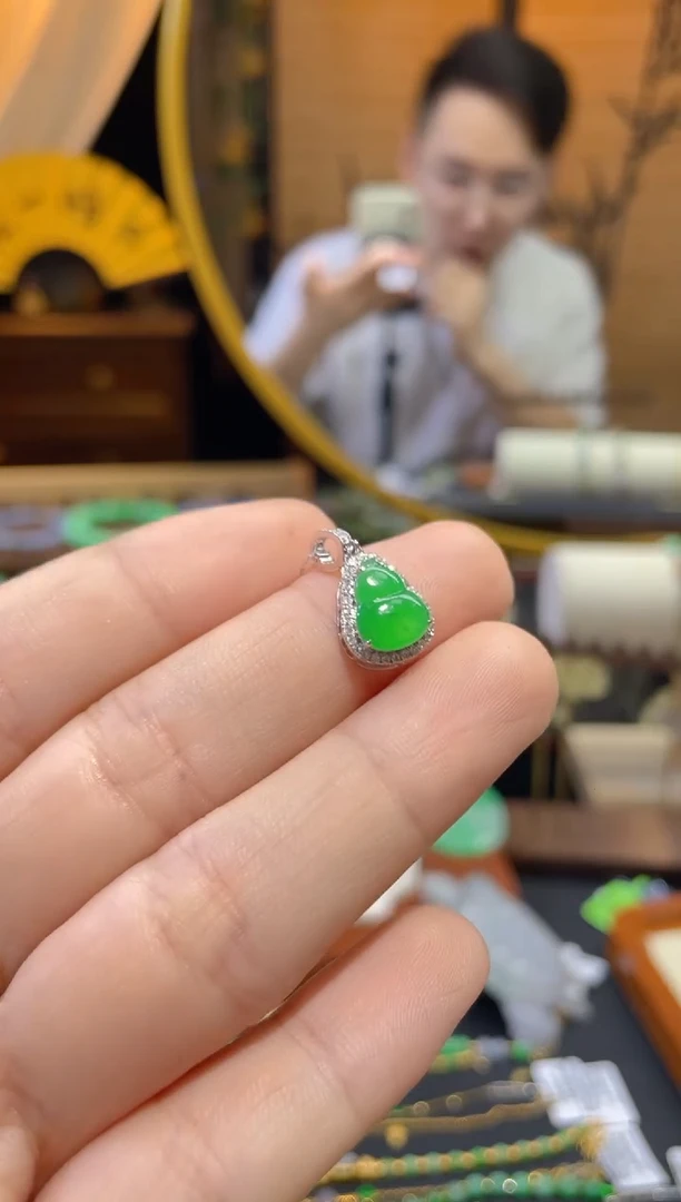 颈饰18K金镶嵌翡翠葫芦