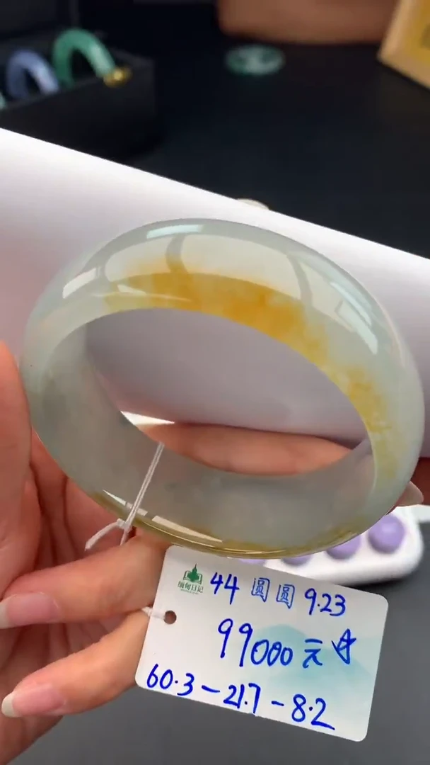未镶嵌手镯翡翠自带#送人#，联系客服核对地址~