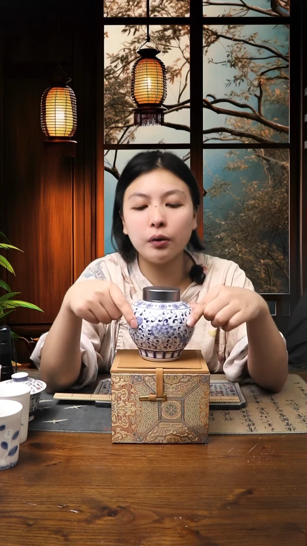 景德镇高温瓷青花缠枝莲茶叶罐