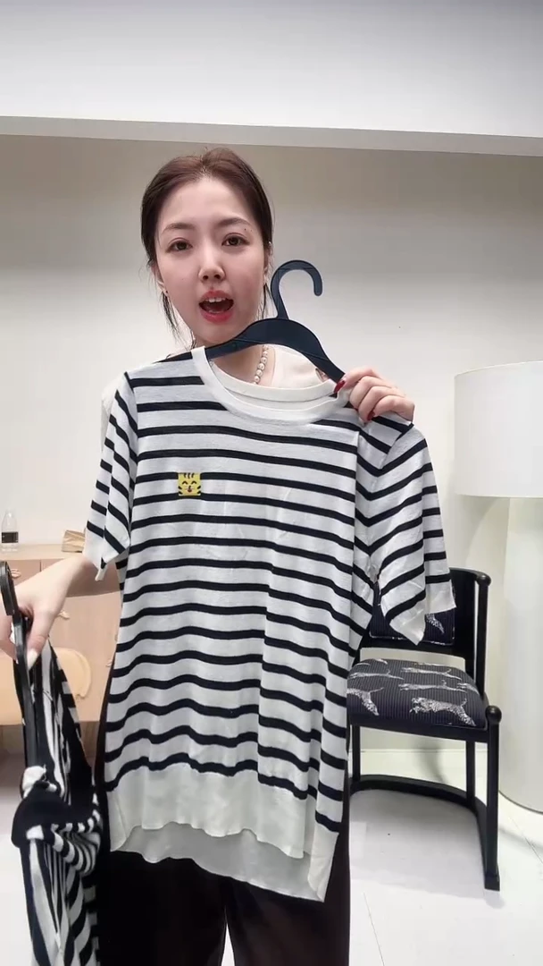 黑白条纹小刺绣半袖