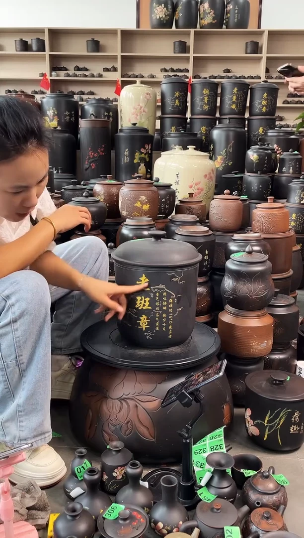 罐瑕疵彩填九饼老班章  127