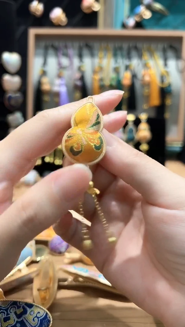 【闪购商品】【孤品车3.4】金橘色蝶恋花葫芦胸针