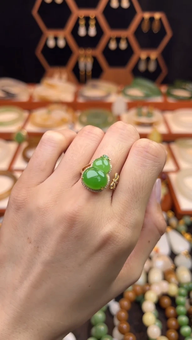 18K金镶嵌戒指和田玉精品