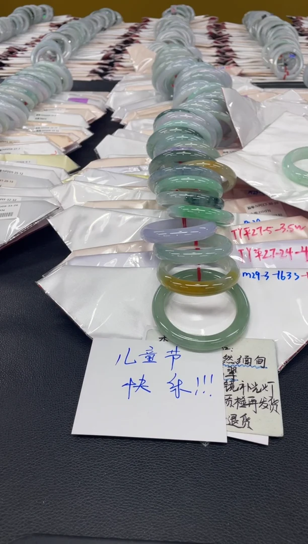 翡翠手镯未镶嵌翡翠手镯