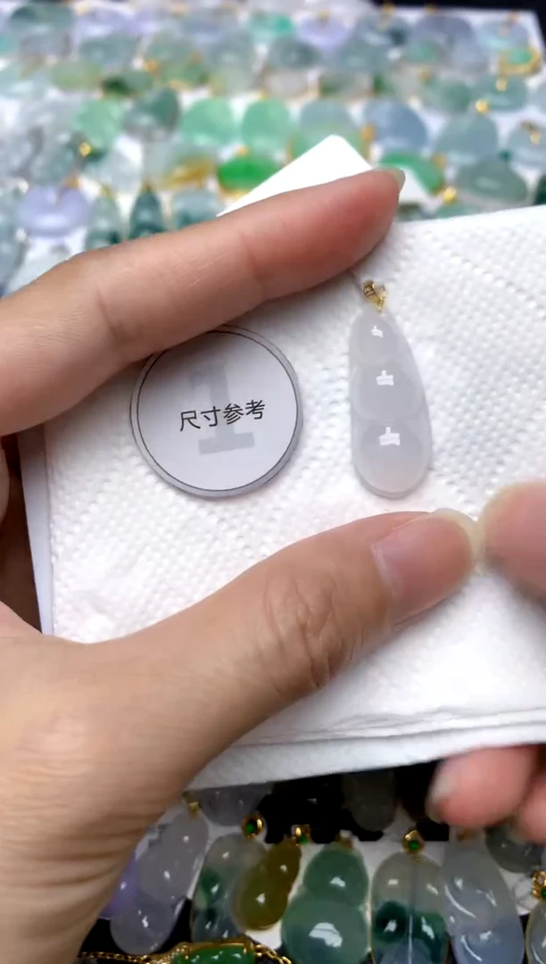 颈饰18K金镶嵌翡翠天然A货翡翠