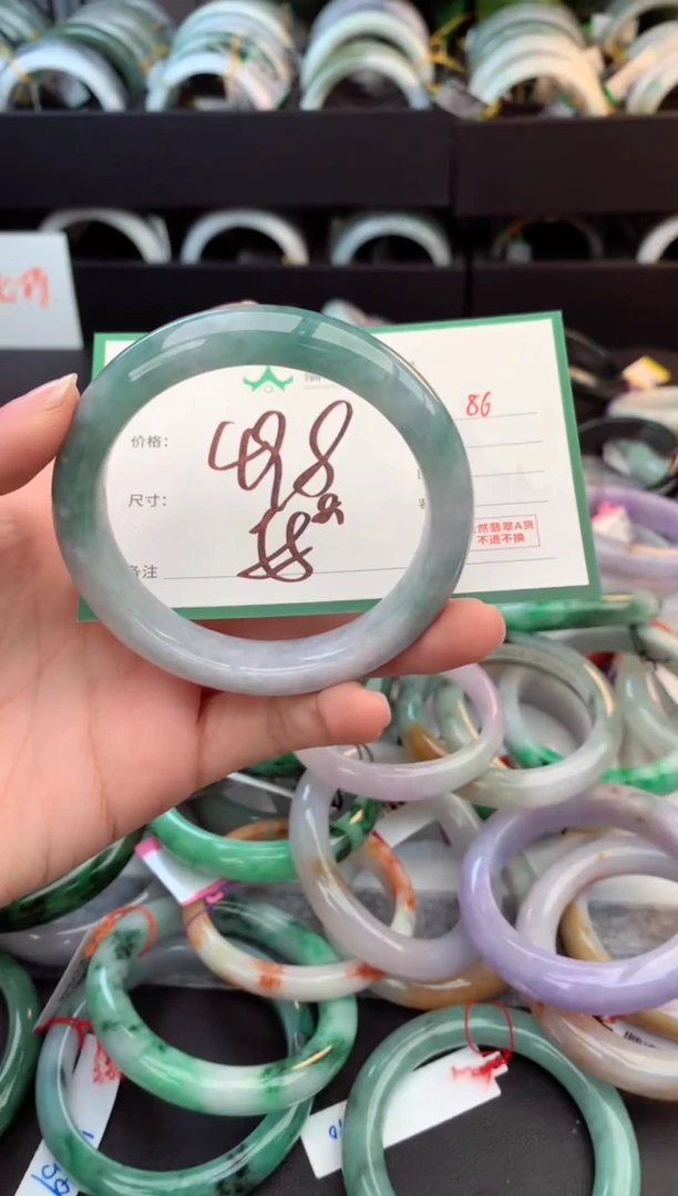 未镶嵌定制翡翠毛货需精细抛光+多人