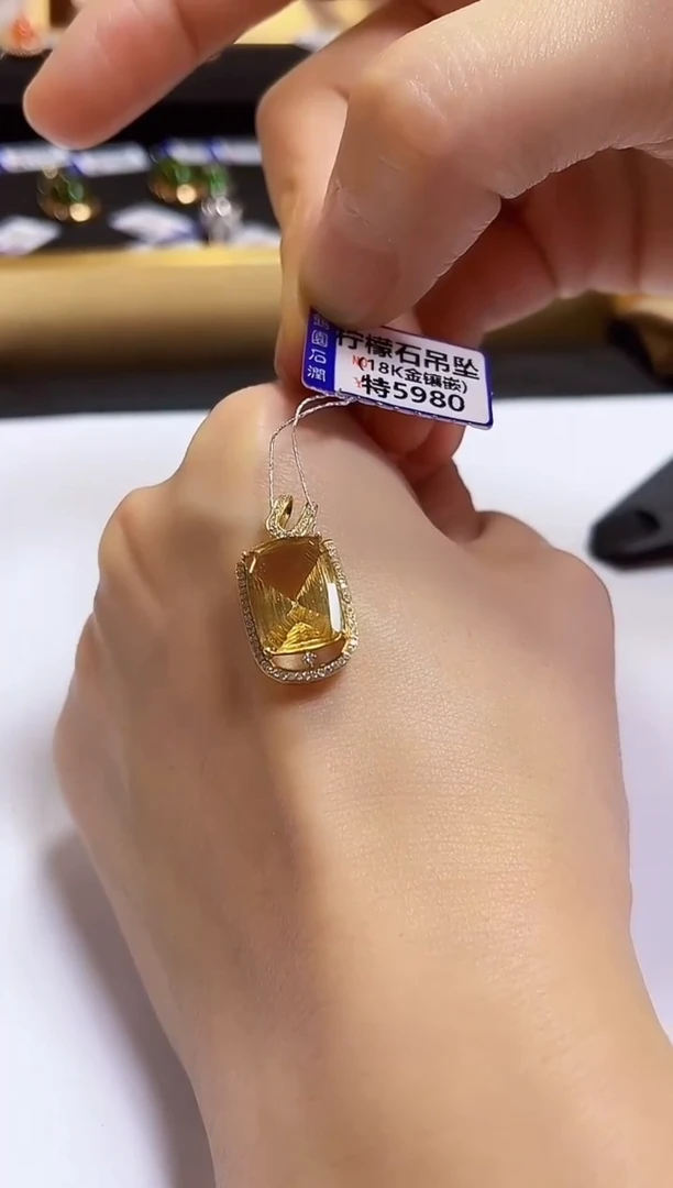 颈饰18K金镶嵌黄晶挂件