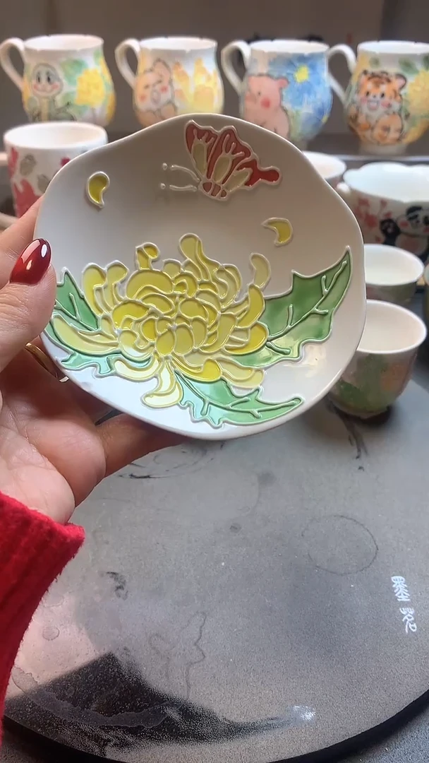 一味*手绘*彩蝶戏菊碟