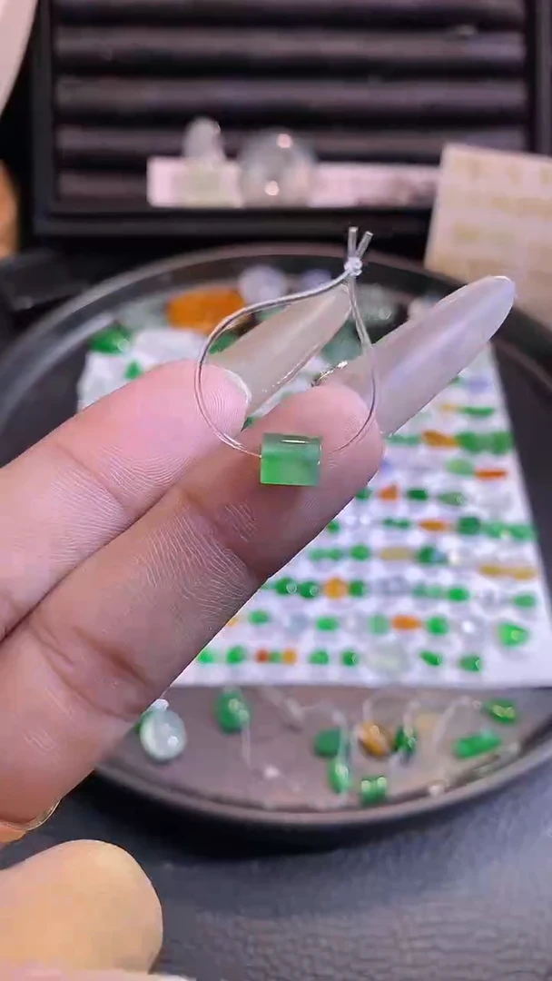 翡翠挂件未镶嵌珠子