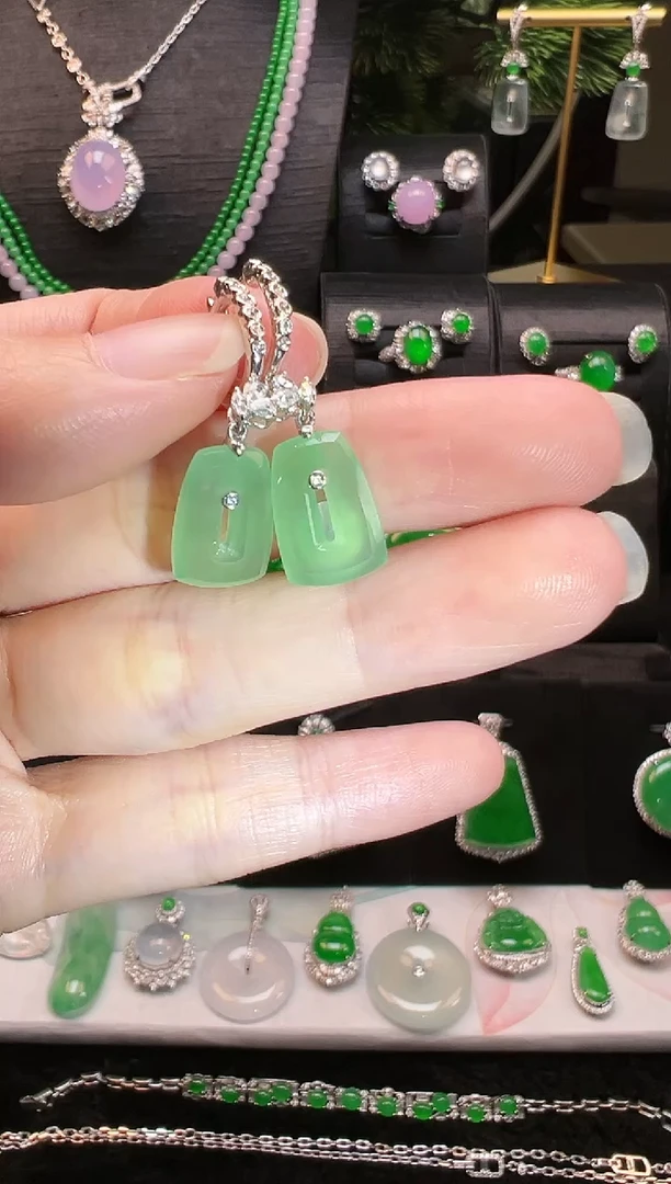 【闪购商品】翡翠耳饰18K金镶嵌高冰福贝耳饰