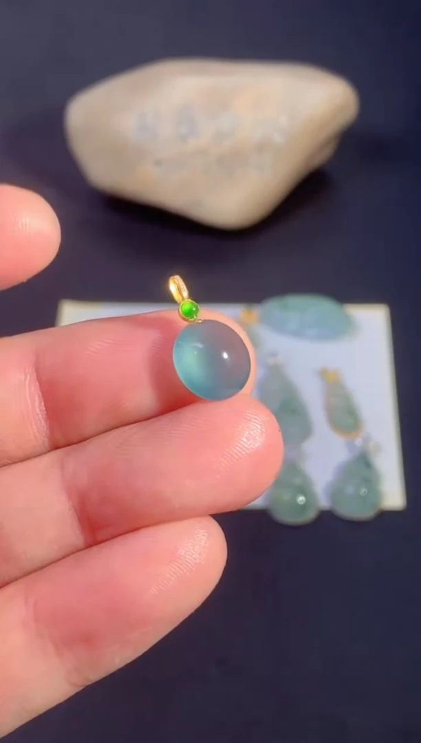 颈饰18K金镶嵌翡翠