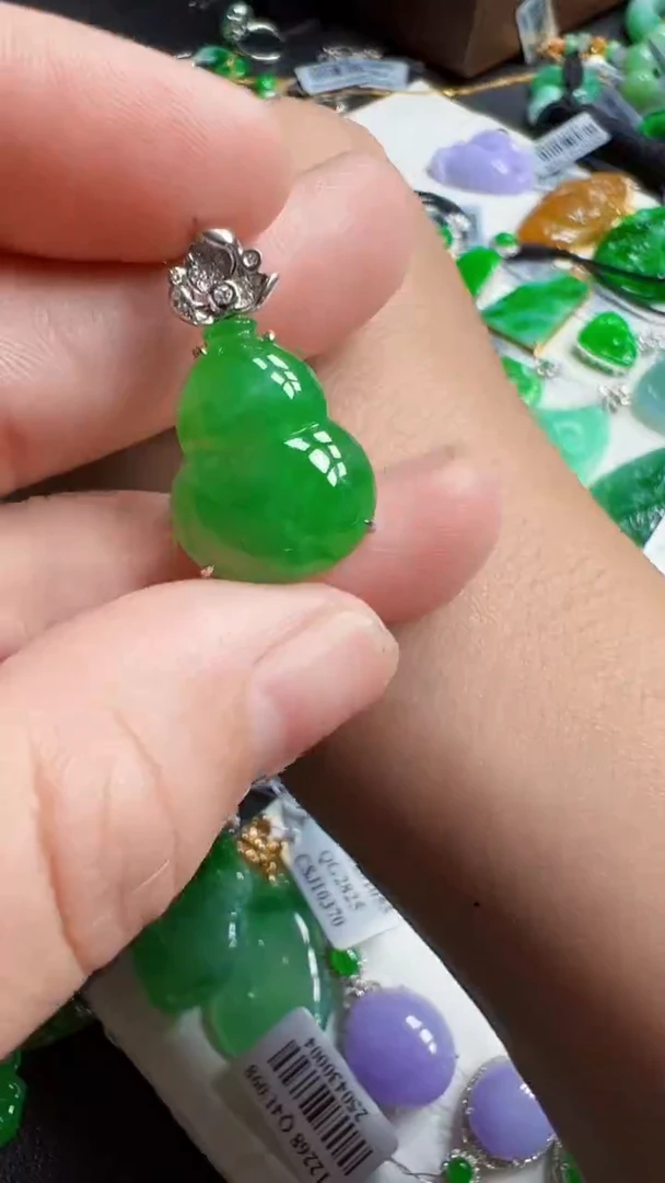 颈饰18K金镶嵌翡翠葫芦