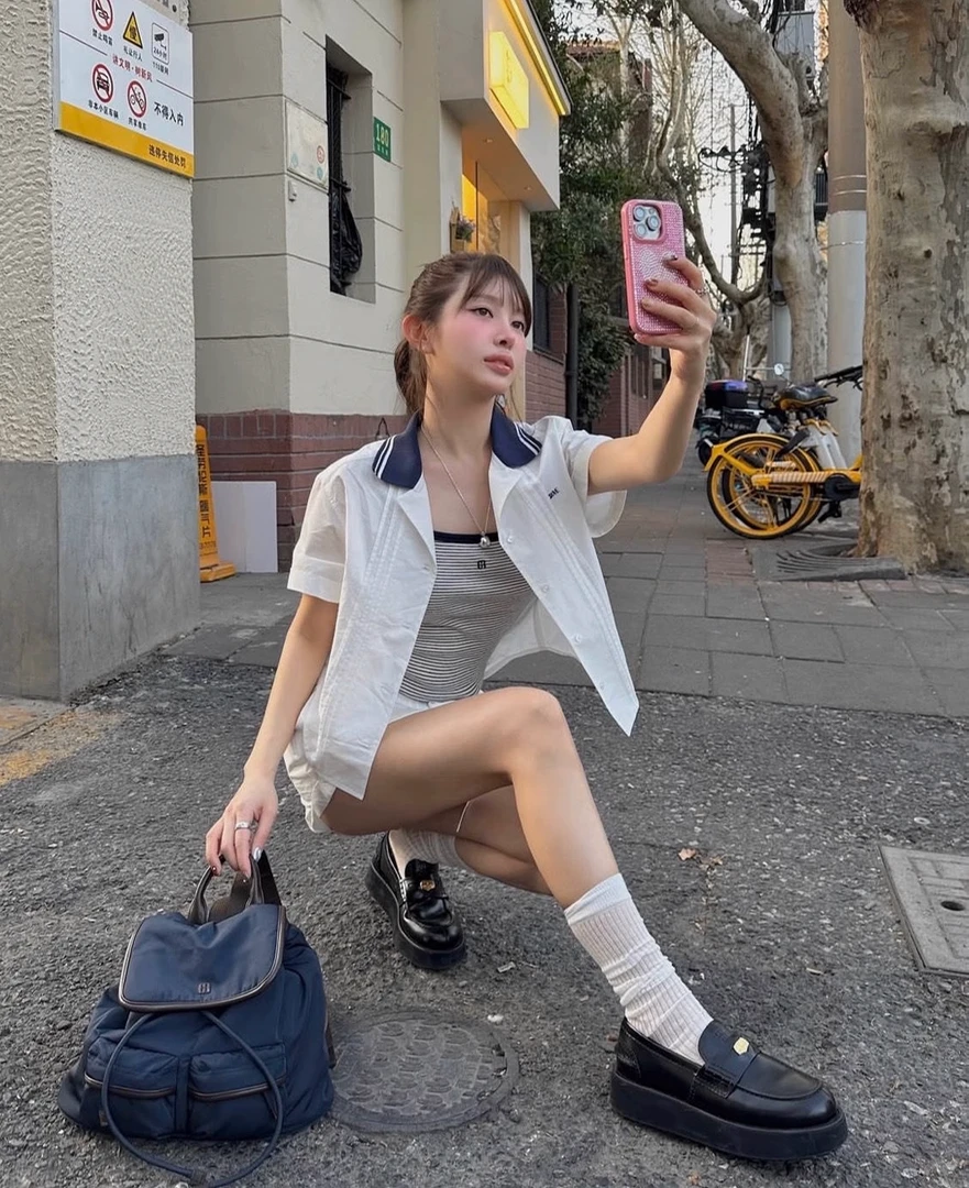 严可莱李娜连款 grov* 翻领褶皱短袖衬衫/抽绳排扣裙裤