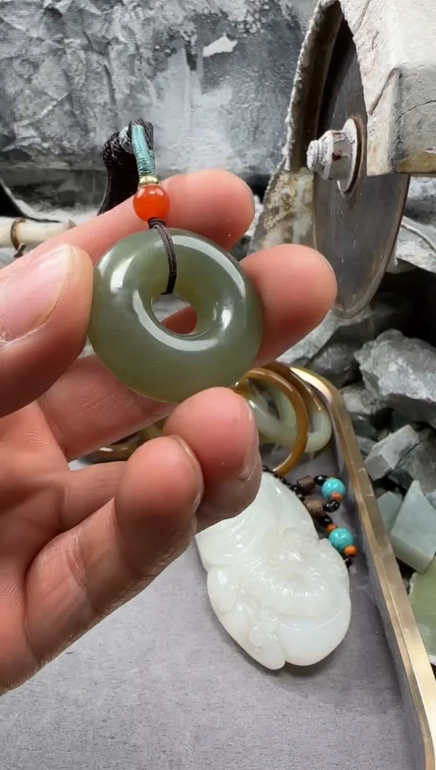 和田玉未镶嵌颈饰吊坠